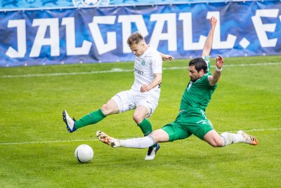 Hetk Eesti karikafinaalist. Kas Anton Tolordava saab palli puhtalt kätte või teenib Rauno Sappinen Florale penalti?