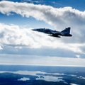 Rootsi õhujõud kustutavad metsapõlengut lennukilt heidetud pommidega