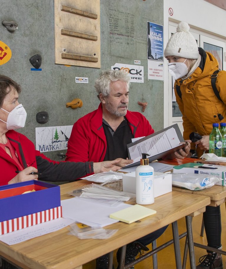 Vabatahtlikud Punase Risti eetikakoodeksit lugemas, hetkel kui sõjapõgenikke pole. Vasakult Ene Saaber, Rein Sikk, Katrin Nõlvak.