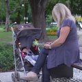 VIDEO: Vaata, kuidas teledaam Monika Tamla pargis oma pisipojaga jalutab ja uut mobiiliäppi alla tõmbama meelitab