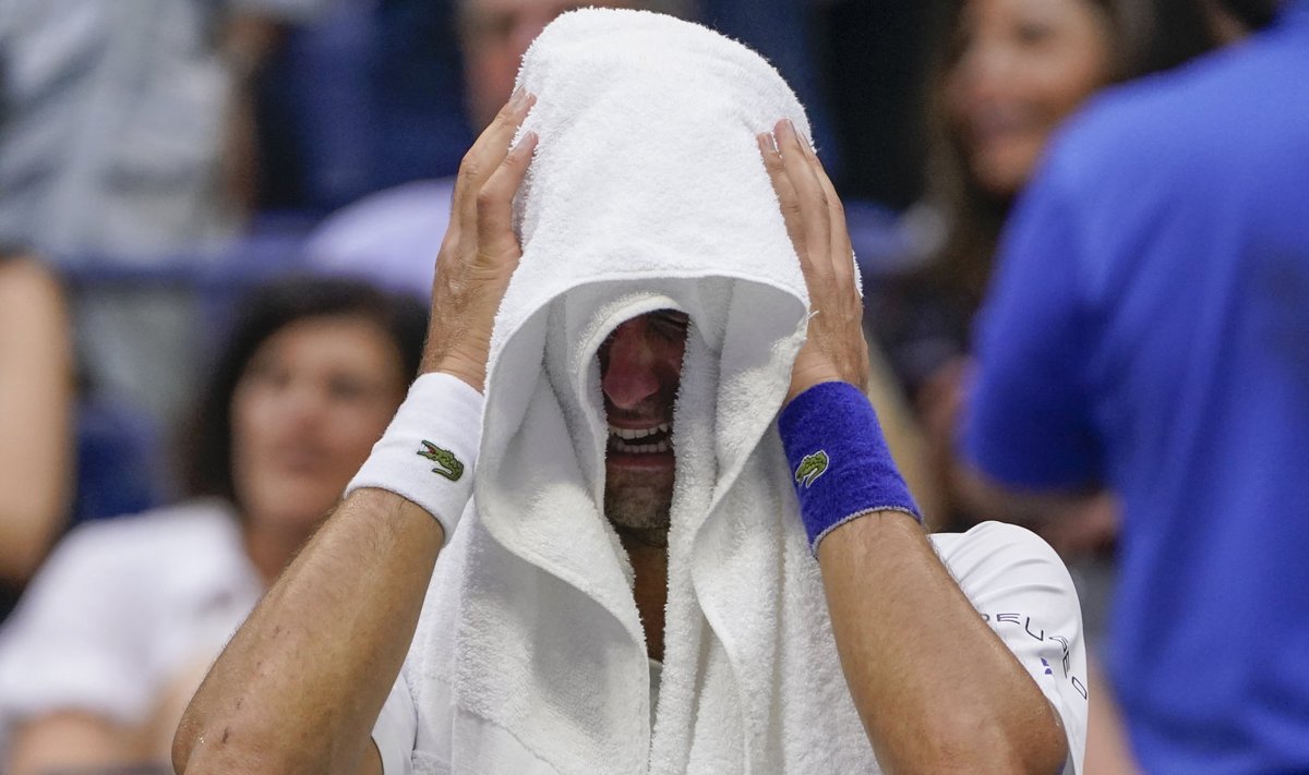 Novak Djokovic näitas US Openi finaalis oma inimlikumat poolt, puhkedes publiku palavate ovatsioonide peale kolmanda seti 4:5 kaotusseisus lahinal nutma. Djokovic kaotas matši Daniil Medvedevile 4:6, 4:6, 4:6. 