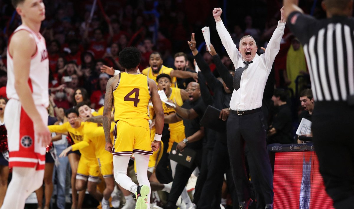 Sun Devilsi peatreener Bobby Hurley (paremal) ja mängijad dramaatilist võitu tähistamas.