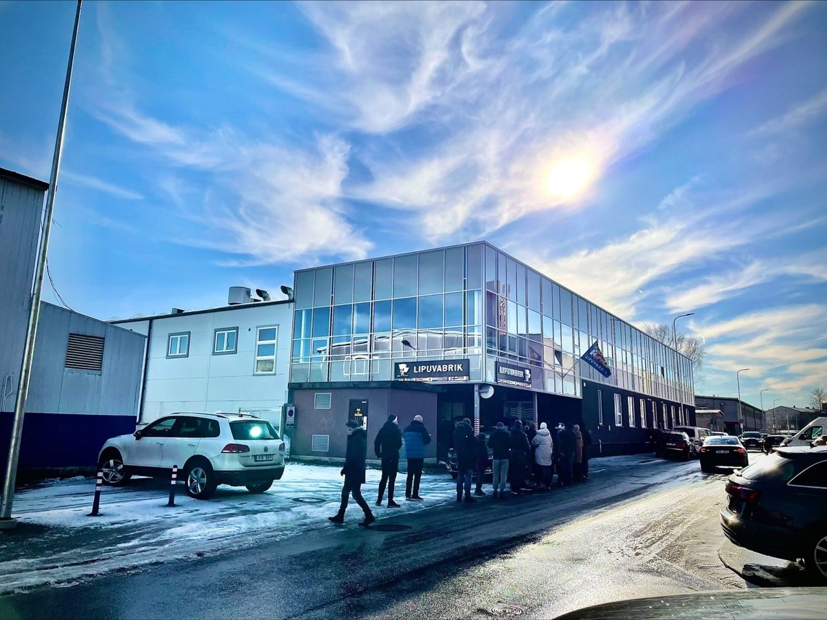 Järjekord Lipuvabriku ees 26.02.2022