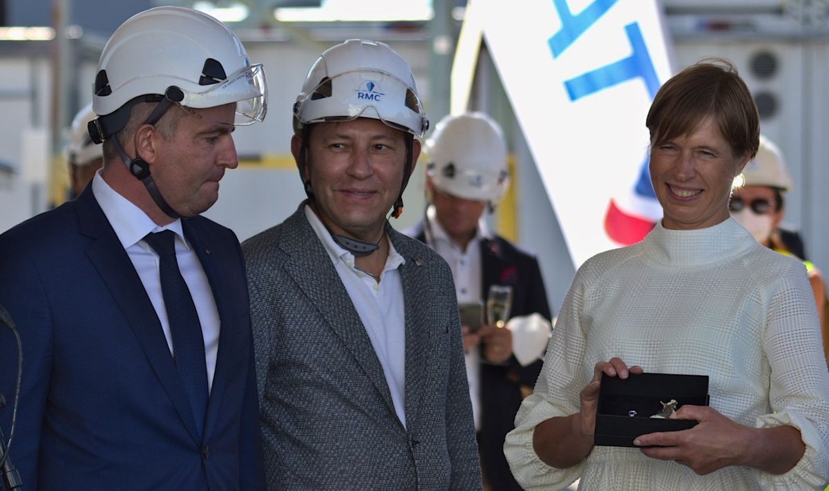 MyStari ristiema president Kersti Kaljulaid laeva ristiema kingitust vastu võtmas Rauma laevatehases