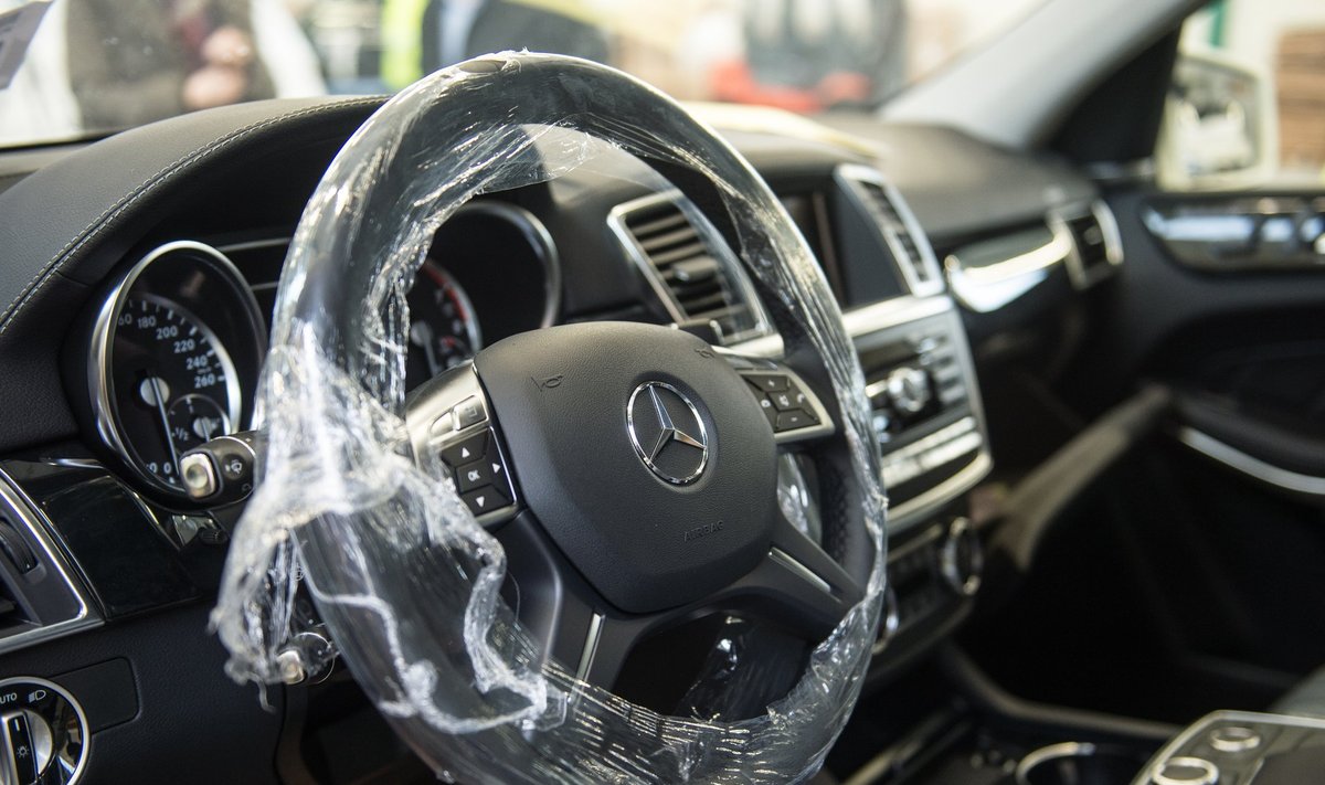 Mercedese sõiduauto rooliratas