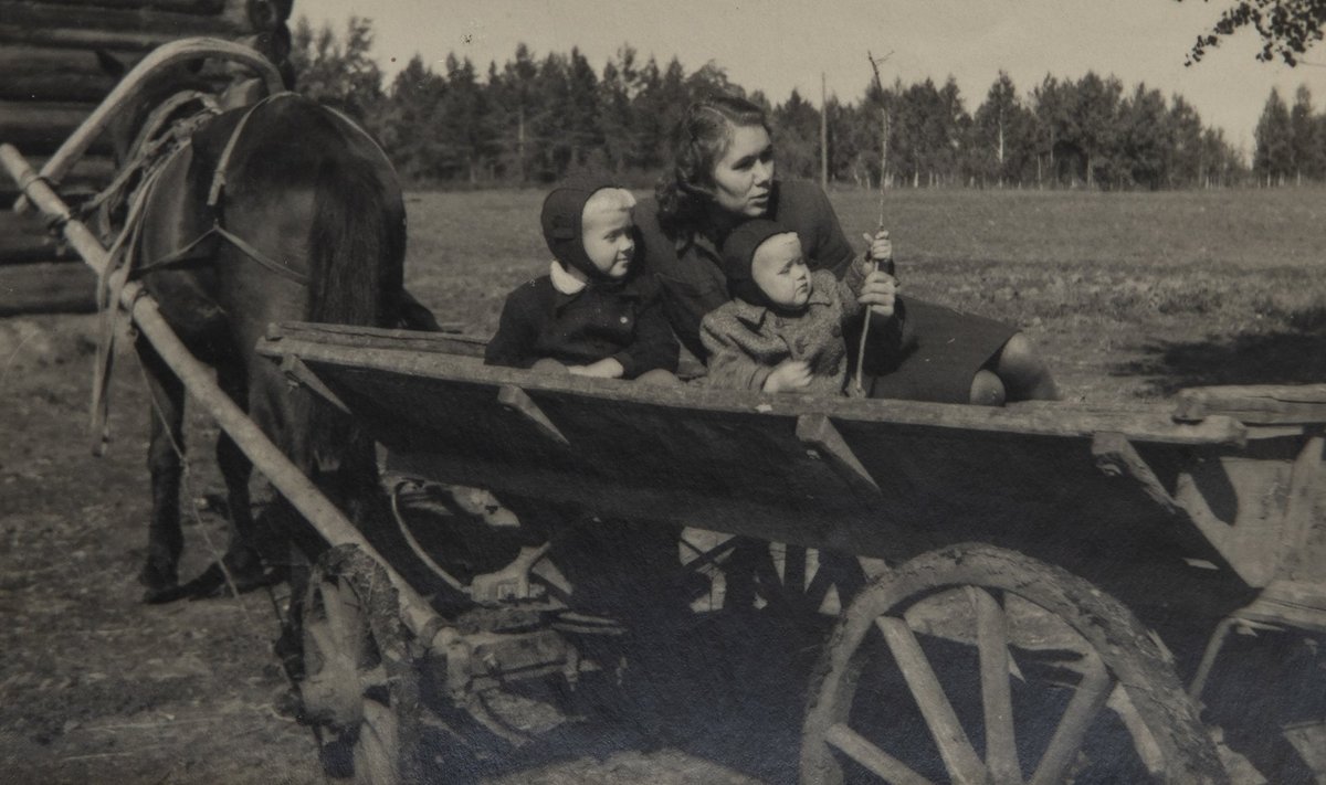 „Siberi töömehed,“ ütleb Helju Noode selle pildi kohta. Fotol on ta 1953. aasta augustis poegade Reinu ja Peetriga Siberis Dolgi-Mosti külas.
