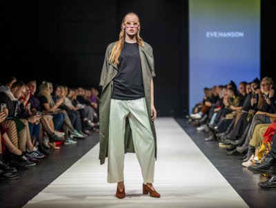 Igapäevane ja šikk. Eve Hansoni laiad püksid, mis paljastavad pahkluid, on mugavad kanda peaaegu igal pool.