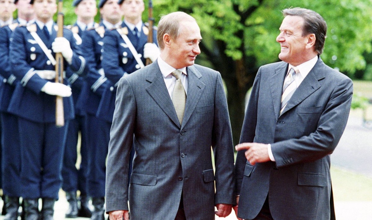 KOHE NÄHA, ET VANAD SÕBRAD: Putin ja Schröder käsikäes juba sajandivahetusel.