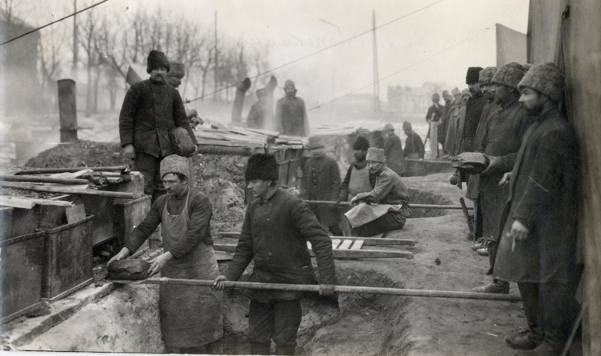 Vene sõdurid esimese maailmasõja ajal leiba küpsetamas