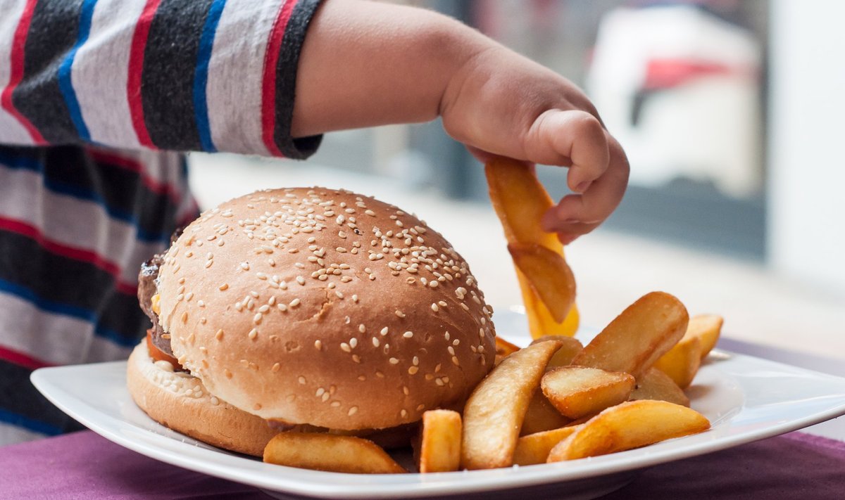 Võrreldes tüdrukutega söövad poisid sagedamini hamburgereid, friikartuleid ja kartulikrõpse, joovad sagedamini karastus- ja energiajooke.