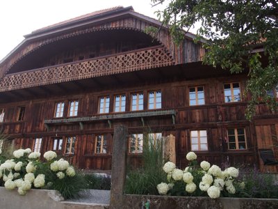 Gruyère’i järve ääres asuv talu, mis taastati Fribourgi tüüpilise vana farmina ning mille aeda eestlasest aiakujundaja Epp K. Erarad meile tutvustas.