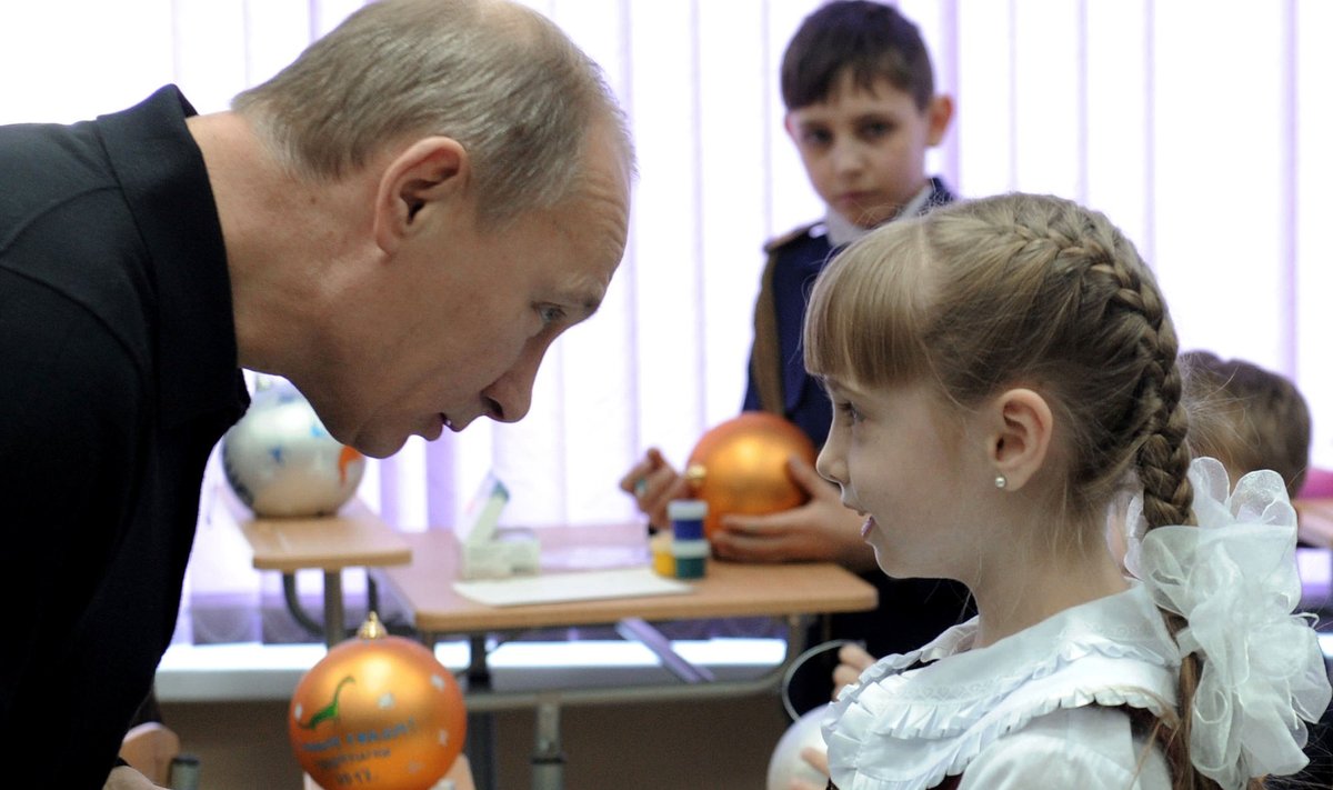 Vene riigipea Vladimir Putin külaskäigul Tšerjomuški linna keskkooli Siberis.