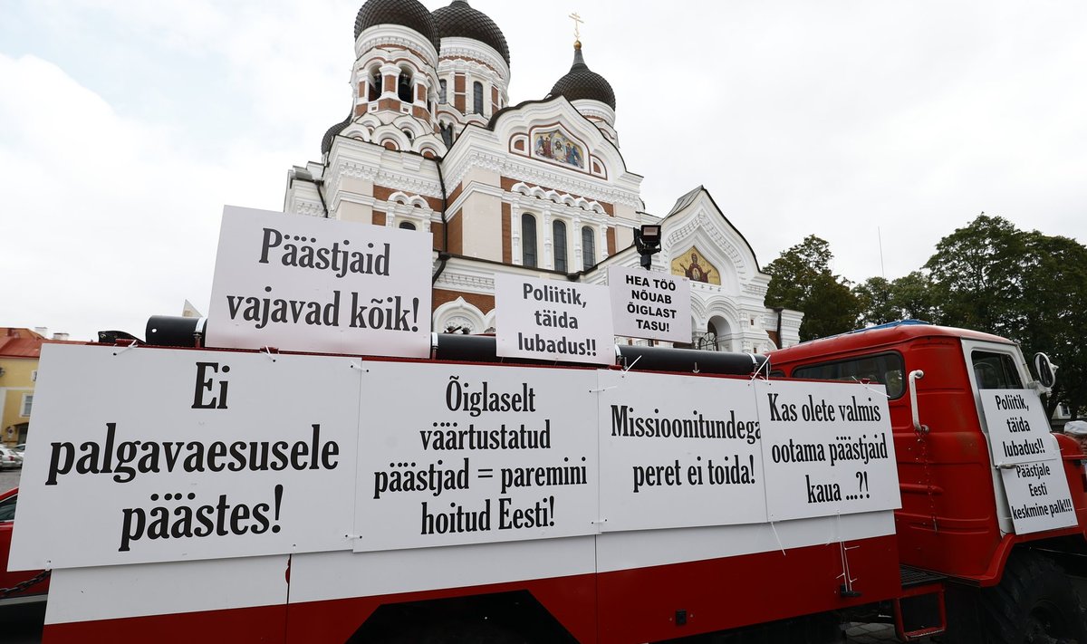 "Спасательный департамент годами хронически недофинансируется и опасно истощен", — предупреждают организаторы протеста, что сокращать места больше некуда.