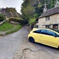 Paks pahameel: briti pensionär rikkus oma uue kollase autoga kuulsa ajaloolise külavaate