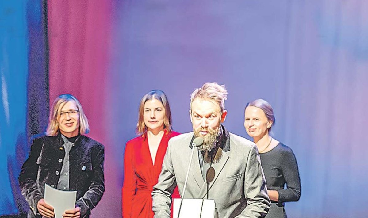 2012. aasta lõpus avati Tartu ülikooli Narva kolledži uus hoone. Selle autorid Hannes Praks (esiplaanil), Indrek Peil (vasakul), Siiri Vallner ja Katrin Koov võtsid eile õhtul vastu kultuurkapitali aastapreemia.