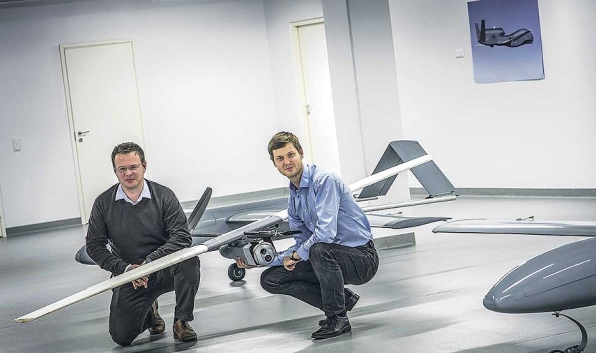 Threod Systemsi tegevjuht Sten Reimann (vasakul) ja insener Mikk Murumäe drooniga, mis võiks sobida ka Eesti kaitseväele.