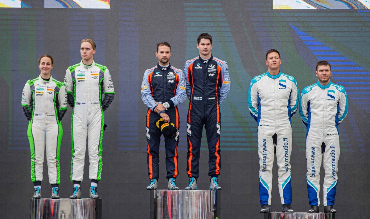 Teemu Suninen (paremalt kolmas) ja Mikko Markkula said küll astuda kõrgeimale poodiumiastemele, aga võidurõõm jäi lühikeseks.
