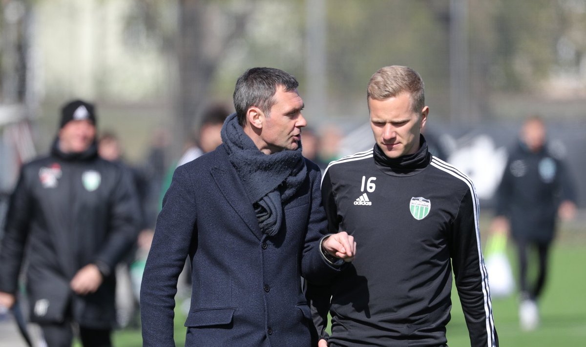 Aleksandar Rogic ja Markus Jürgenson kohtumises FC Flora vastu poolajal sõjaplaani pidamas.