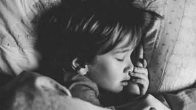 Laps protesteerib voodissemineku vastu? Need 10 harjumust aitavad tal õigel ajal magama minna