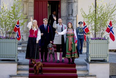 Norra kuningapere koos koertega.