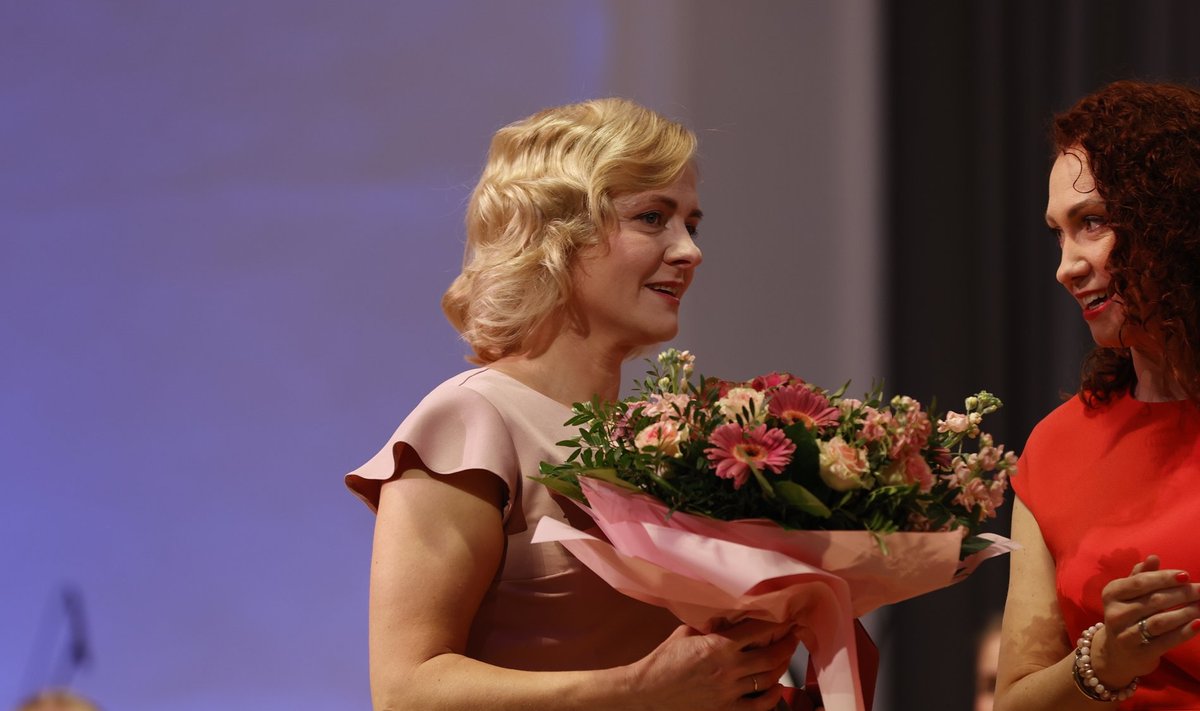 Tänavune aasta ema Aage Õunap (vasakul). Õnnitleb Eesti Naisliidu esinaine  Mailis Alt.