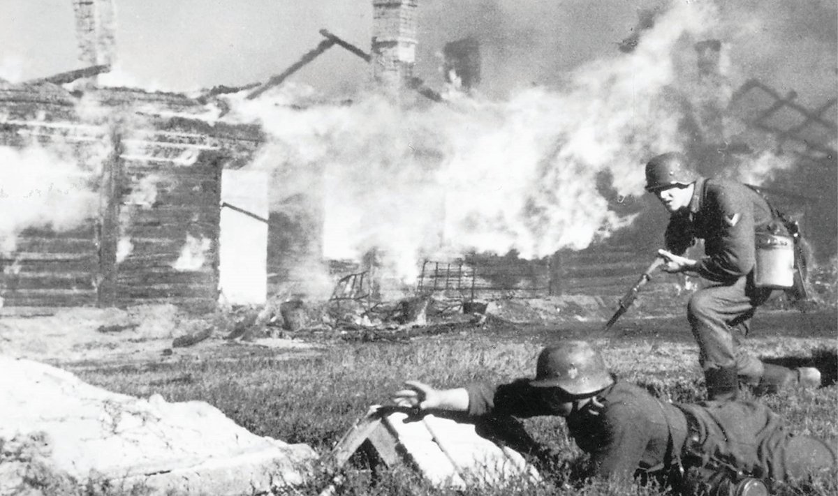 HITLERI KÄSUL: Sakslased pealetungil Stalingradis 1942.