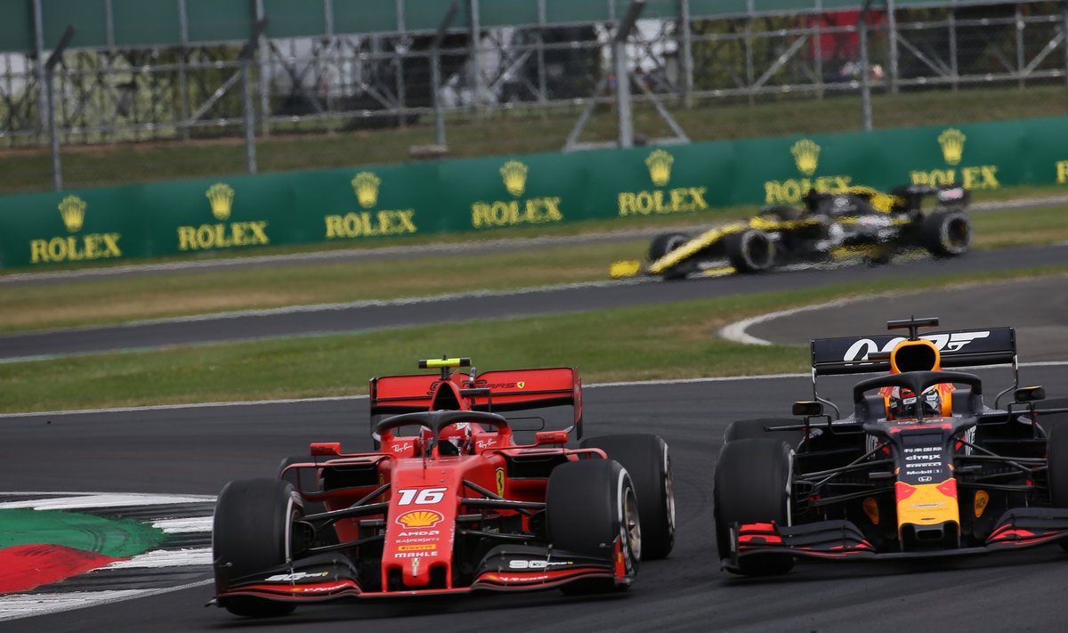 Charles Leclerc ja Max Verstappen võitlevad positsiooni pärast armutult.
