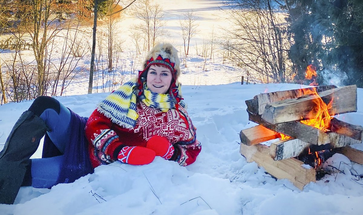 Hele-Mai Alamaa metsaköögis kokkamas.