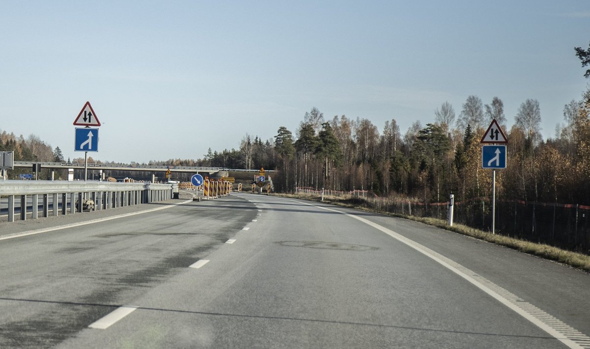 Neljarajalisest kaherajaliseks muutuvast teest andsid 14. oktoobril liiklejale teada need märgid: üks kummalgi pool teed.