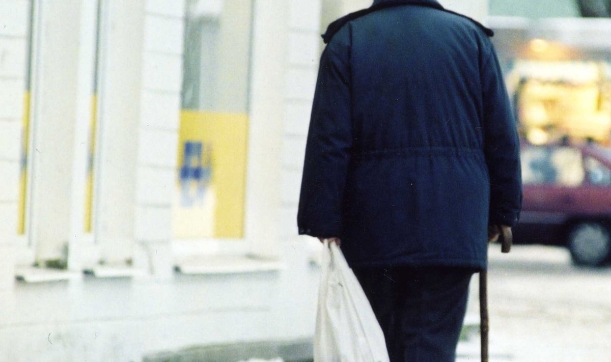 Vana mees kõnnib tänaval