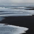 На Гавайях после извержения вулкана появился новый черный пляж