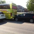 FOTOD: Tallinna kesklinnas põrkasid kokku buss ja sõiduauto