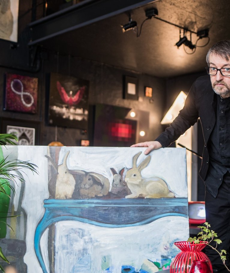 Raul Oreškin on oma tARTu pood-galeriis esile tõstnud kunstnik Huupi maali “Lapin a la Moutarde (Plat Principal remake)”, 2020, 105 × 105 cm, print ja õli lõuendil.