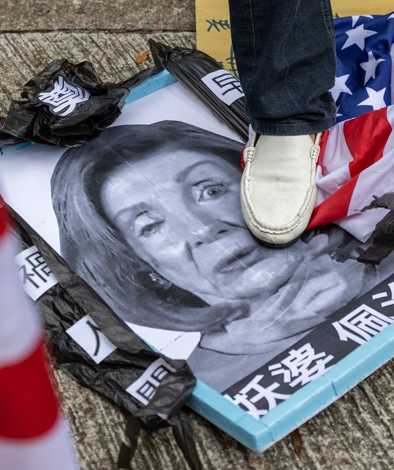 Hiinameelsed protestijad tallasid USA saatkonna ees Hongkongis Nancy Pelosi fotol ja Ameerika Ühendriikide lipul. Foto on tehtud 3. augustil 2022.