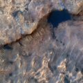Марсоход ”Кьюриосити” сфотографировали с орбиты Марса. Сможете найти его на фото?
