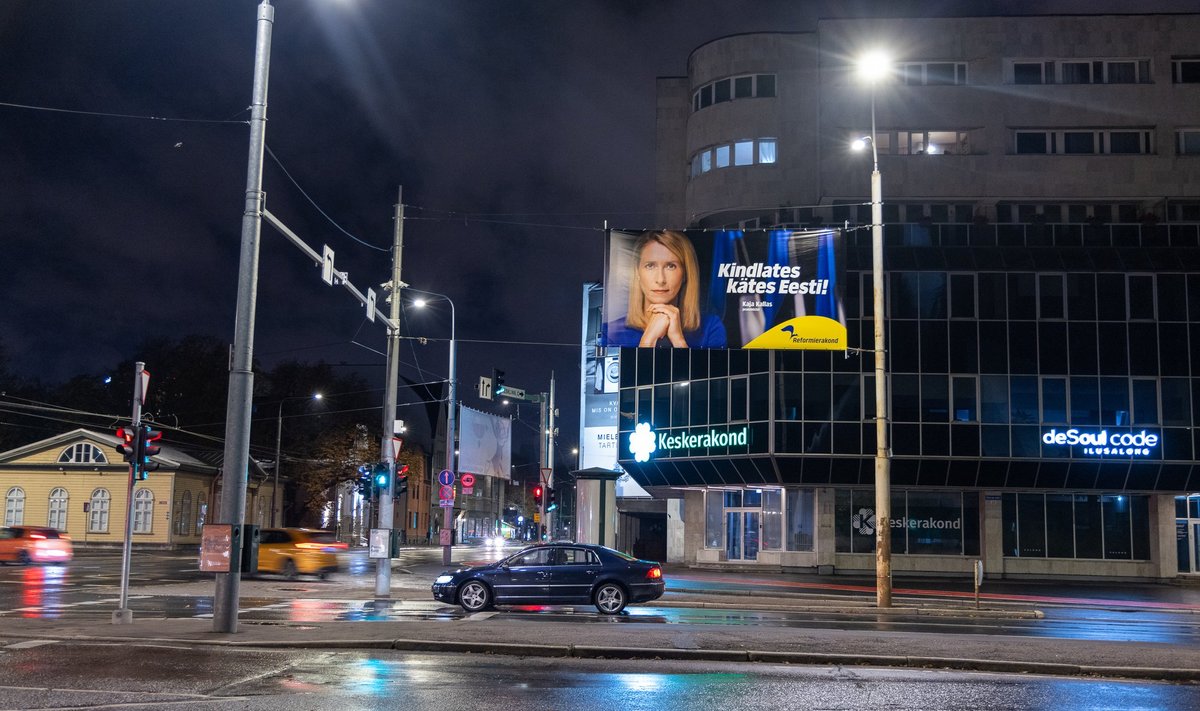 Reformierakonna reklaam Tallinna Keskerakonna peakorteri ees.