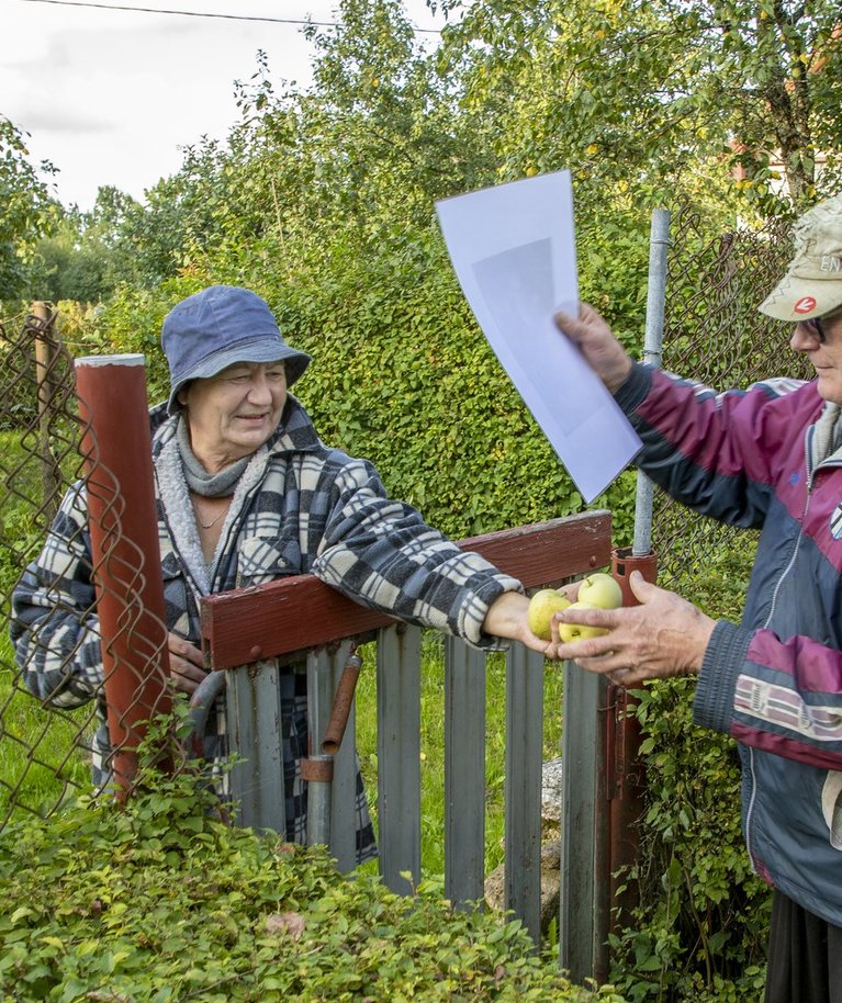 Ilmar Kiisk ja Natalja Svetosiva kostitavad Avispeal reportereid õuntega ning loodavad, et maaelu tundev Alar Karis tulevikuski maarahvast hooliks ning ka pensionitõusu ei unustaks.