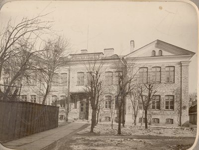  1885. aastal Rudolf Otto von Knüpfferi projekti järgi Suur-Tartu maantee äärde kerkinud gümnaasiumihoone, mis 1917. aastal anti riigi kunsttööstuskoolile. Allikas: kunstiakadeemia koduleht.
