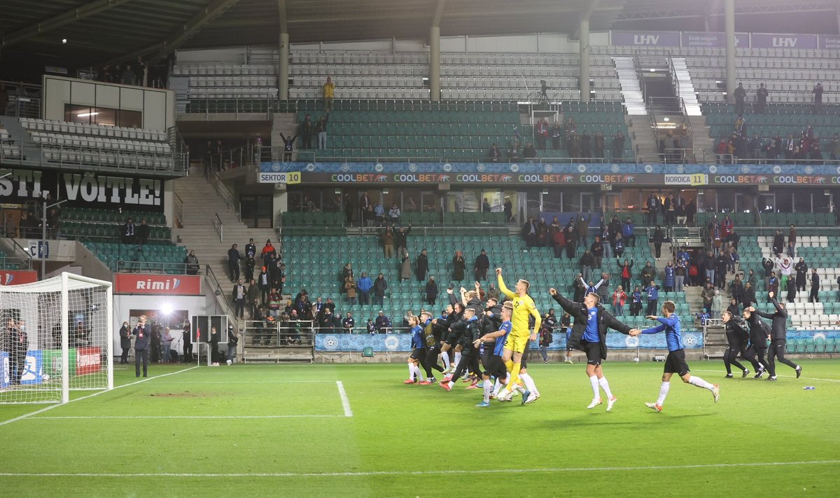 Eesti jalgpallikoondis enne riietusruumi naasmist oma fännide eest võidutantsu.