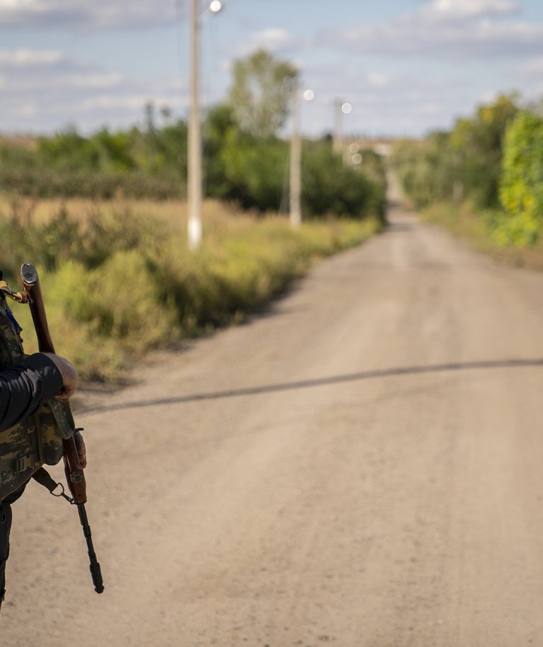 Vahimees vabastatud Ukraina külas. Külas pandi toime sõjakuritegusid, vähemalt kahel laibal tuvastati piinamisjäljed. Foto tehtud 9. septembril 2022