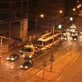 FOTO: Öö varjus saabus Tallinnasse kaheksas uus tramm, üks hetkel rivist väljas