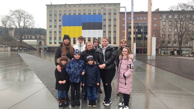 Sõjast Eestisse põgenenud 7 lapse ema: vanim poeg jäi Mariupoli eest võitlema. Nüüd on ta tilgutite all... aga vähemalt elus