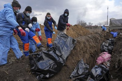 Surnuid maetakse Mariupolis massihauda, sest pommitamise tõttu ei saa neid eraldi matta.