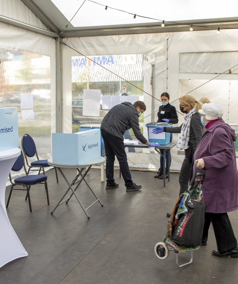 Põhja-Tallinna valimisjaoskonnas nr. 86 oli keskpäeval, kui see avati, juba hääletajate järjekord ukse taga.