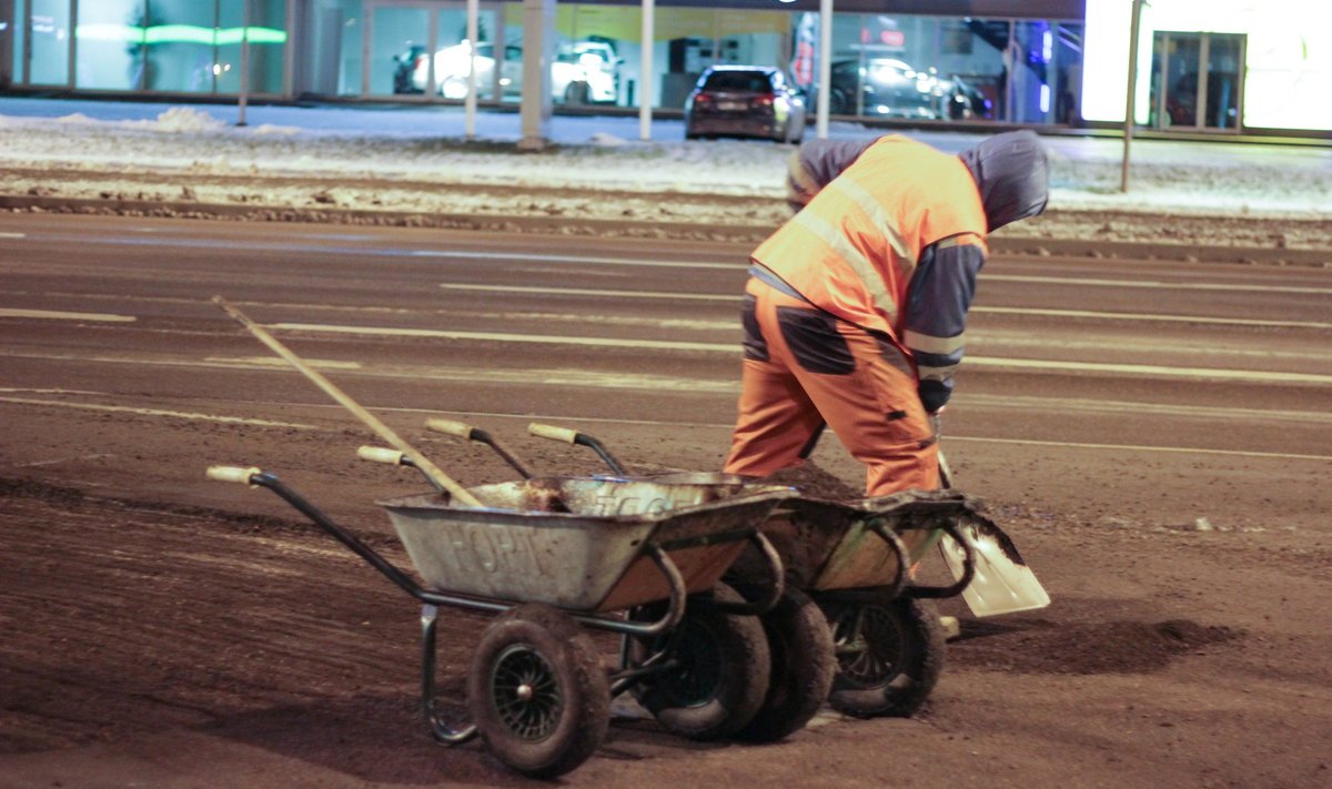 Auklike teede parandamine muutub raha vähesuse tõttu üha keerulisemaks.