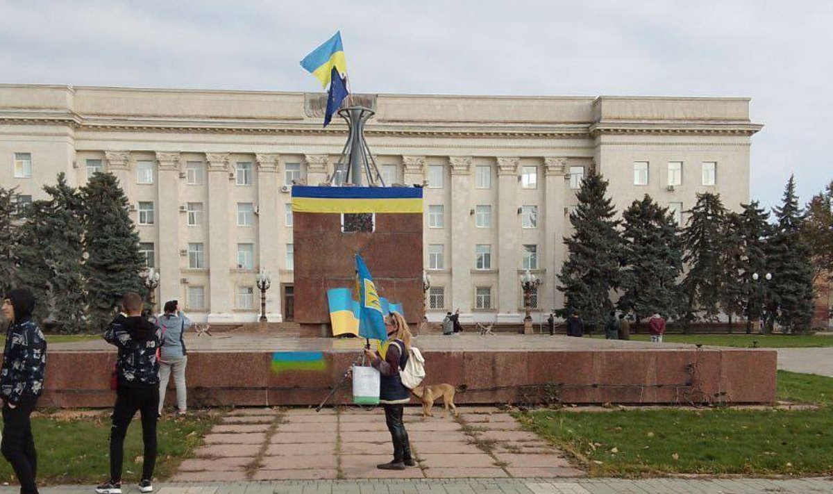 Ukraina ja Euroopa Liidu lipud lehvivad alates reede keskpäevast vabastatud Hersoni kesklinnas. 