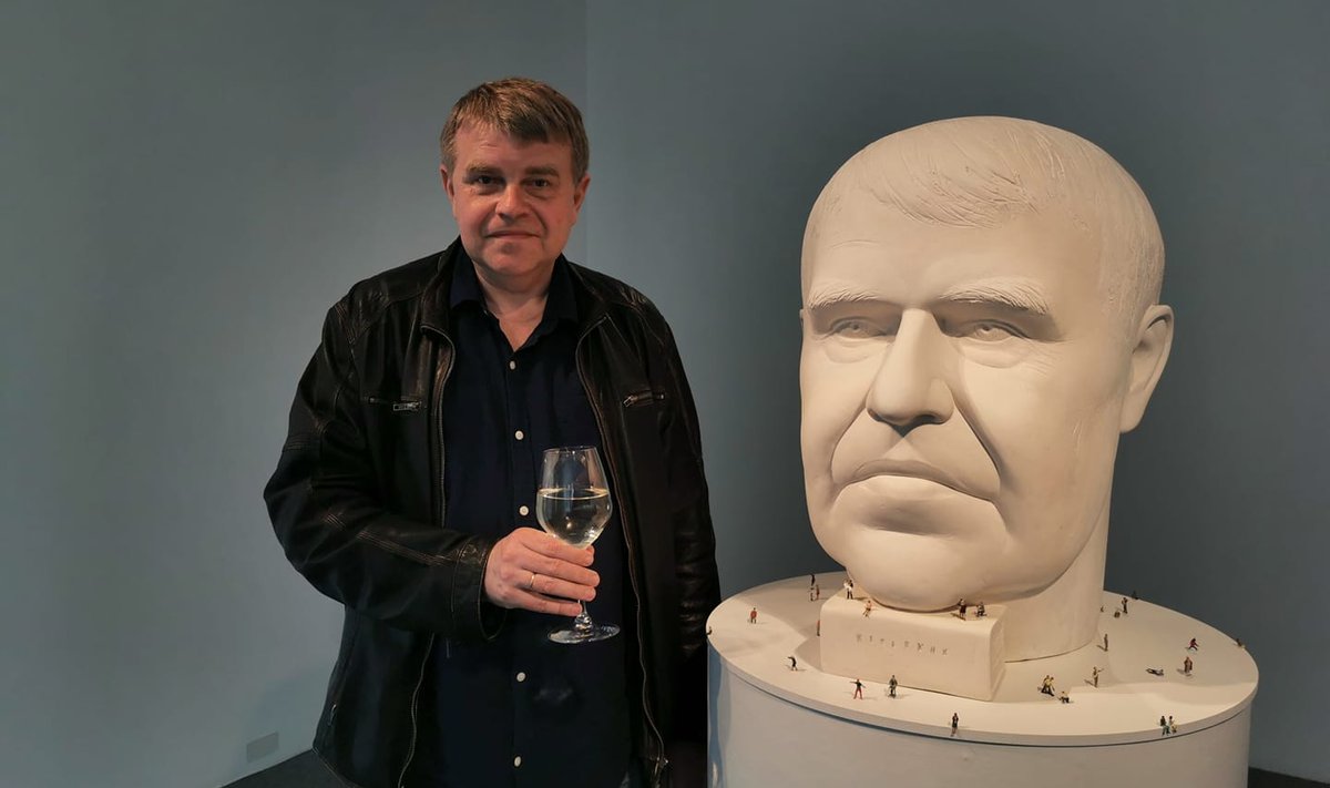 Kirjanik Andrus Kivirähk koos Tiiu Kirsipuu modelleeritud skulptuuriga, mida eksponeeriti Tallinnas Kunstihoones ja Viinistus skulptorite aastanäitusel "Konserveeritud mateeria".