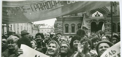 1990. aasta 15. mai pärastlõunaks täitus lossi plats interrinde poolt ülesässitatud rahvaga, kes protestisid Eesti Ülemnõukogu 8. mai otsuse vastu taastada ametliku nimetusena Eesti Vabariik ning lõpetada ENSV lipu, vapi ja hümni kasutamine.