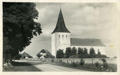 Vaade Pöide kirikule enne 1940. aastat. 