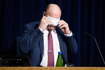 Siseminister Mart Helme heitleb 23. aprillil valitsuse pressikonverentsil maskiga.
